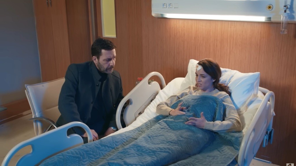 Nusret siedzi przy łóżku szpitalnym Beyzy.