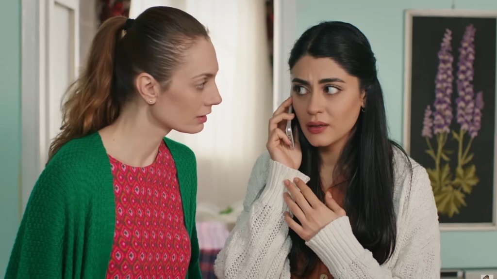 Hancer rozmawia przez telefon, a Derya przysłuchuje się.