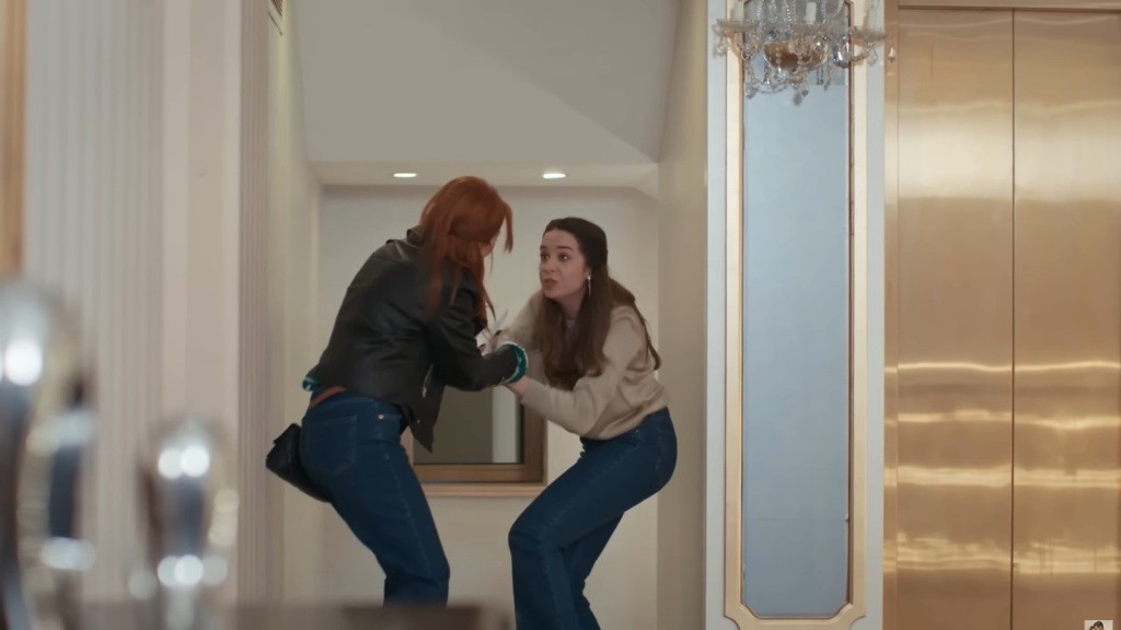 Yonca i Derya szarpią się.