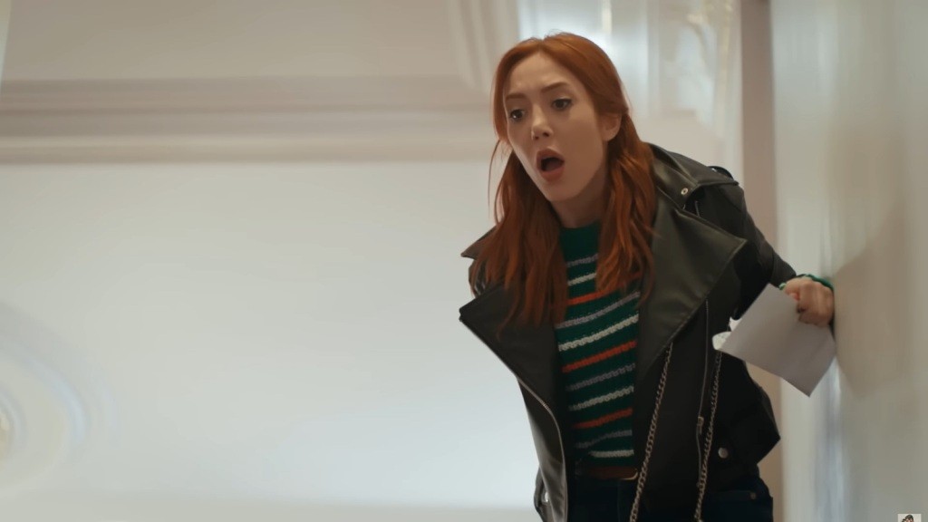 Yonca otwiera szeroko usta i patrzy w dół schodów, przestraszona.