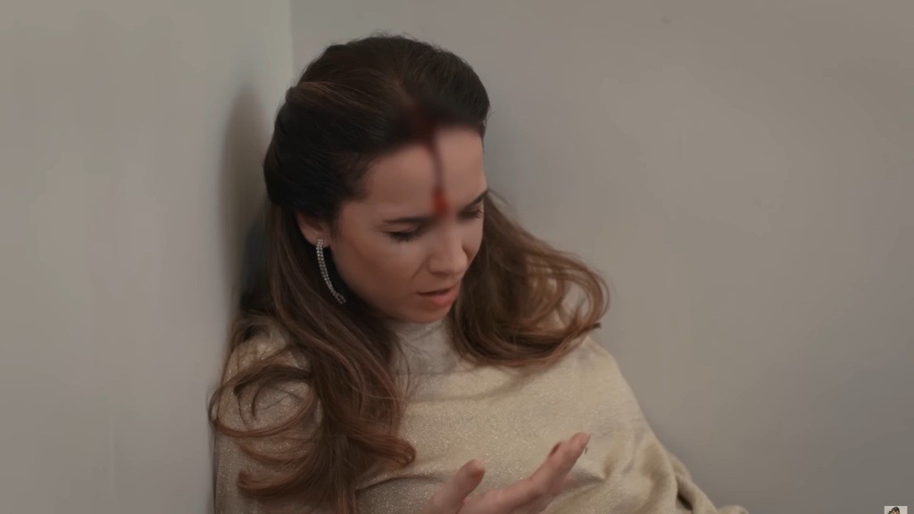 Po czole Beyzy spływa stróżka krwi. Patrzy na zakrwawione palce.