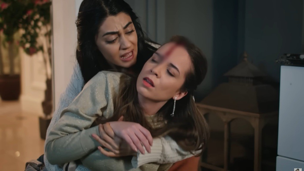 Ranna Beyza mdleje w ramionach Hancer.