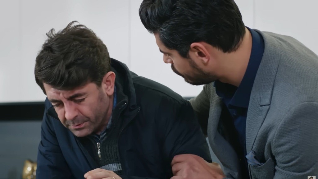 Cihan przytrzymuje Cemila, któremu zrobiło się słabo.