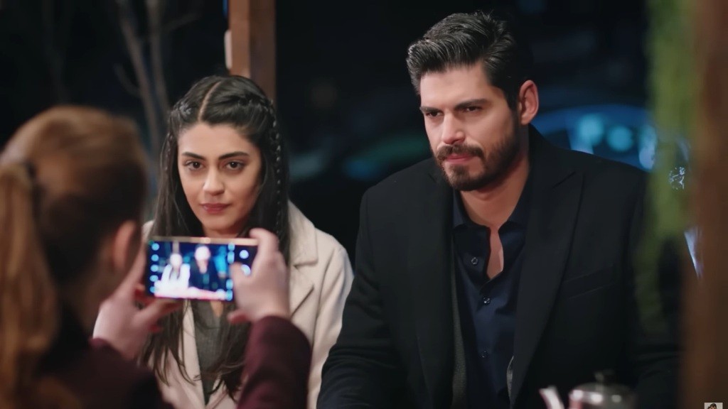 Derya robi zdjęcie Hancer i Cihanowi.