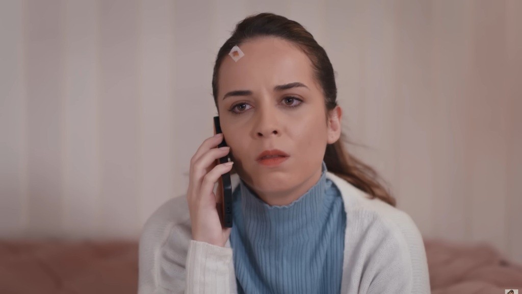 Beyza rozmawia przez telefon.