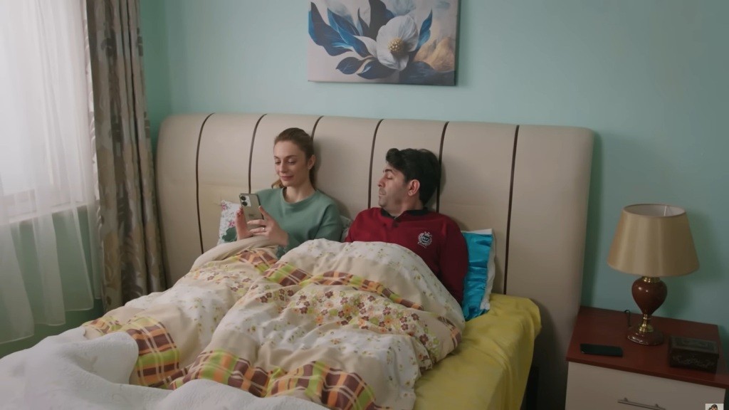 Cemil i Derya leżą w łóżku.