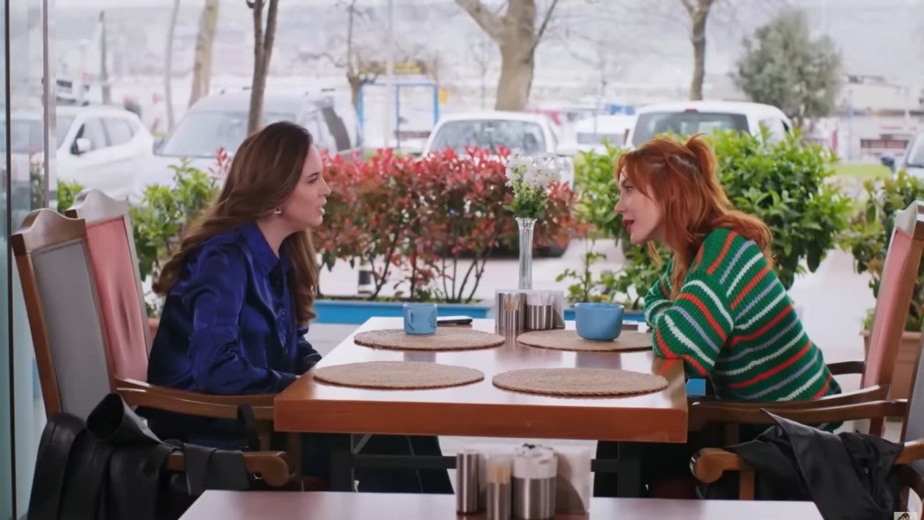 Beyza i Yonca spotykają się w kawiarni.