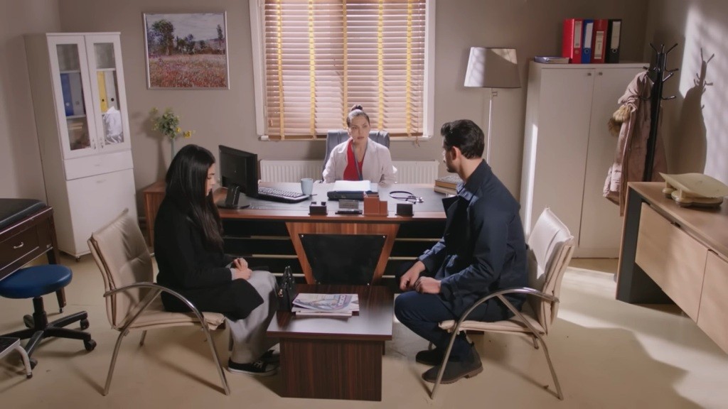 Hancer i Cihan są w gabinecie doktor Fusun.