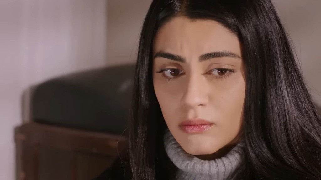 Zbliżenie na smutną twarz Hancer.