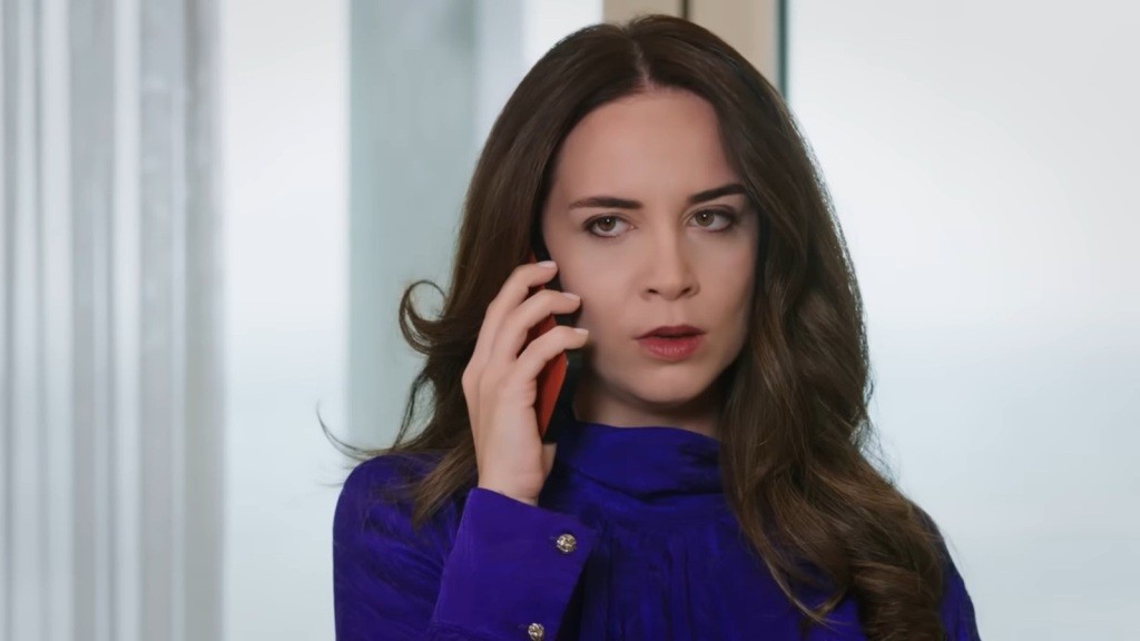 Beyza rozmawia przez telefon.