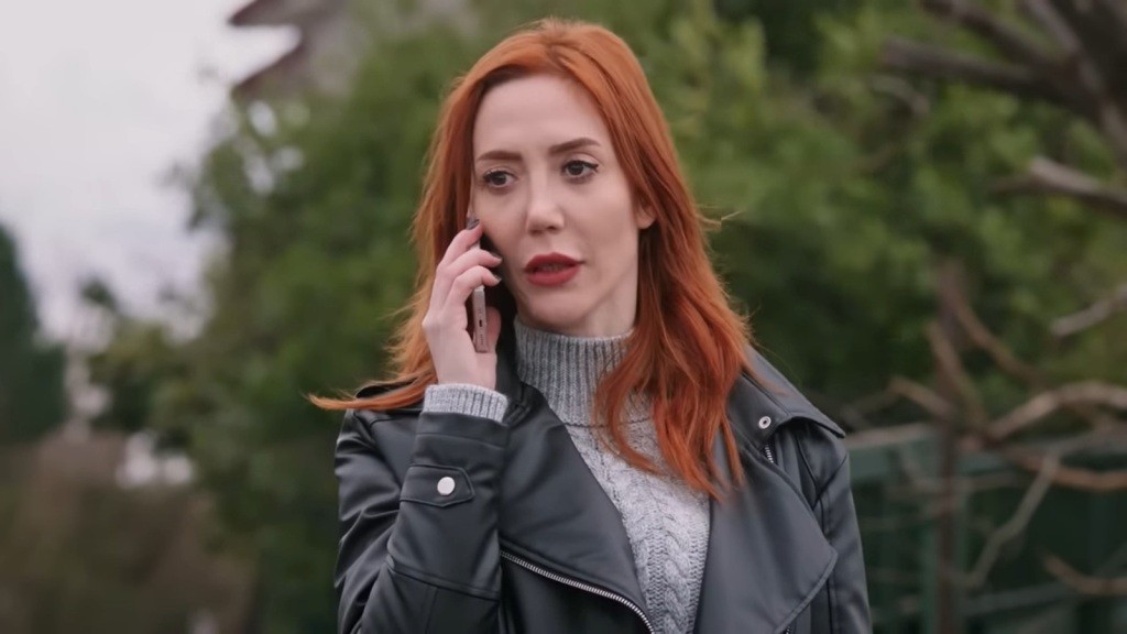 Yonca rozmawia przez telefon.