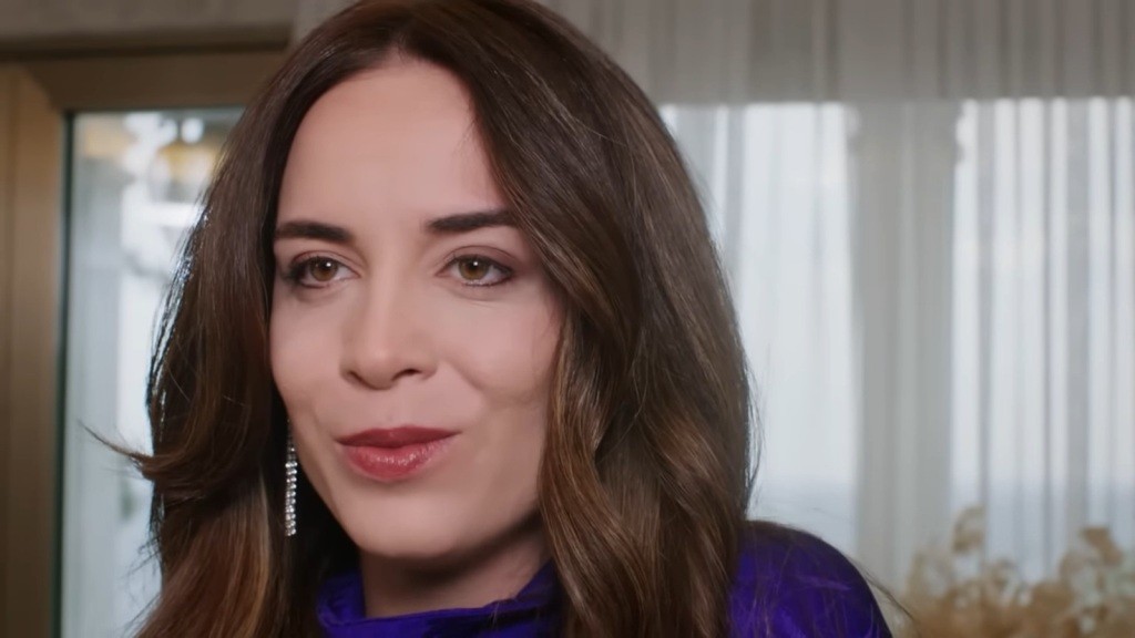 Zbliżenie na uśmiechniętą twarz Beyzy.