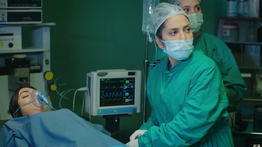 Doktor Fusun odwraca głowę, odrywając wzrok od leżącej na łóżku operacyjnym Hancer.