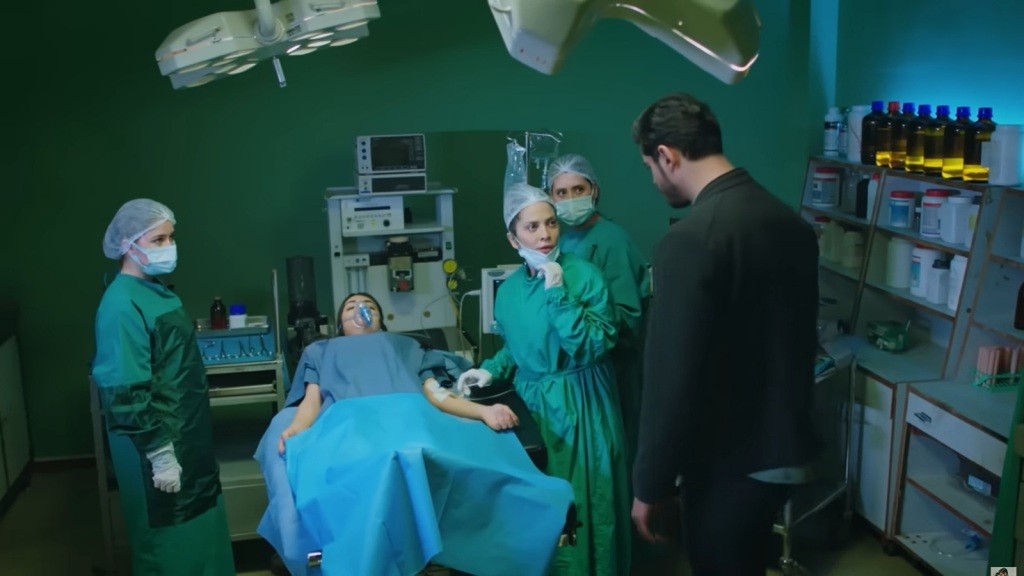 Cihan wchodzi do sali, przerywając operację Hancer.