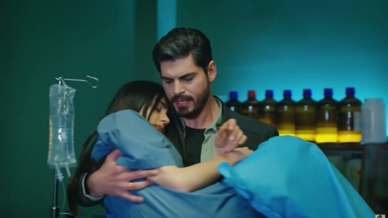 Cihan wynosi Hancer z sali operacyjnej.