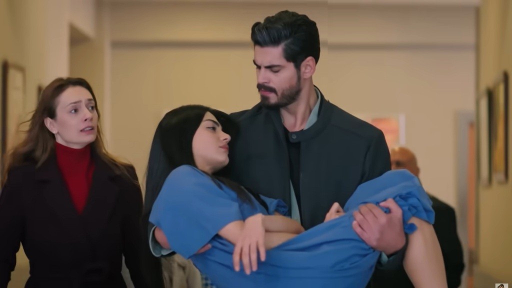 Cihan niesie Hancer na rękach. Obok idzie Derya.