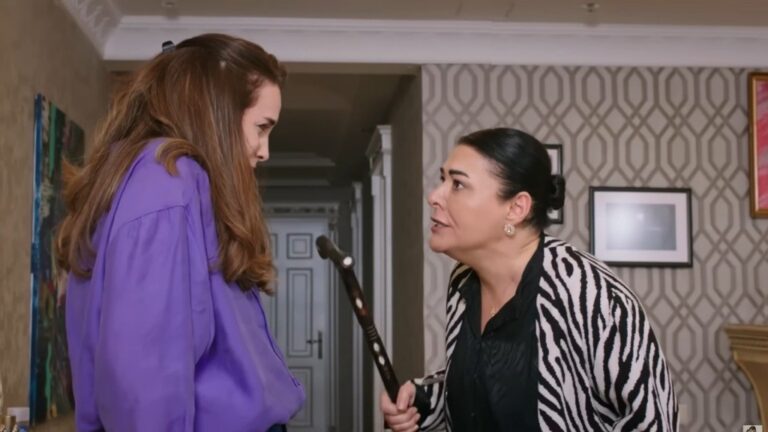 Mukadder grozi Beyzie laską.