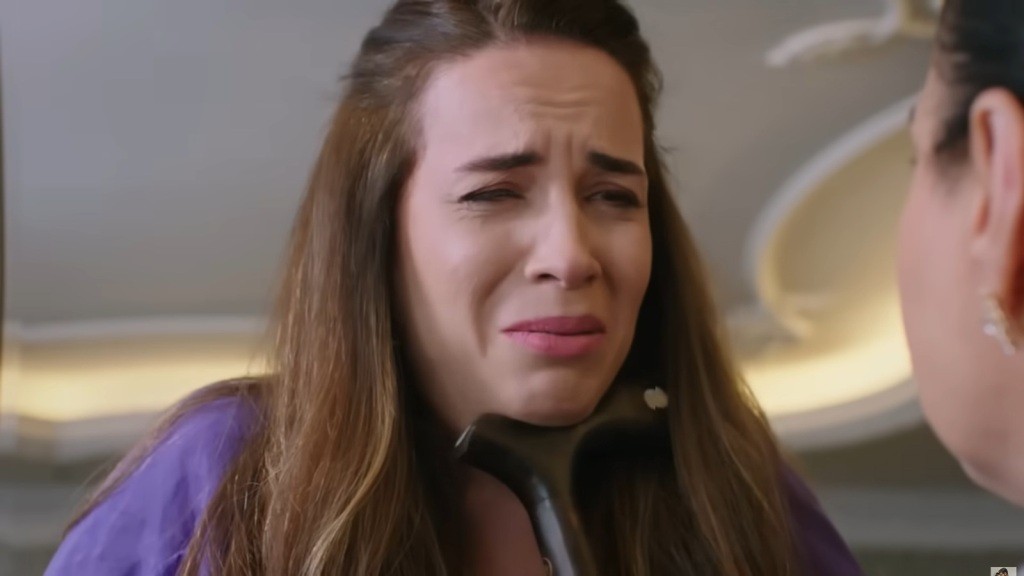 Mukadder przyciska rękojeść laski do szyi Beyzy.