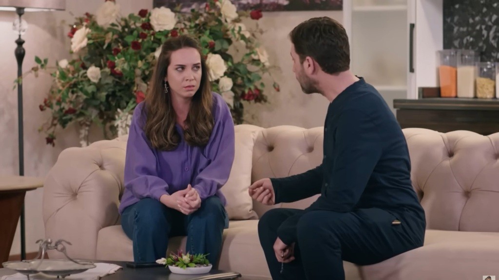 Beyza i jej ojciec siedzą na kanapie.