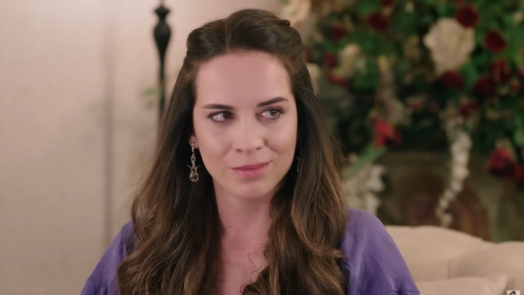 Beyza uśmiecha się z satysfakcją.