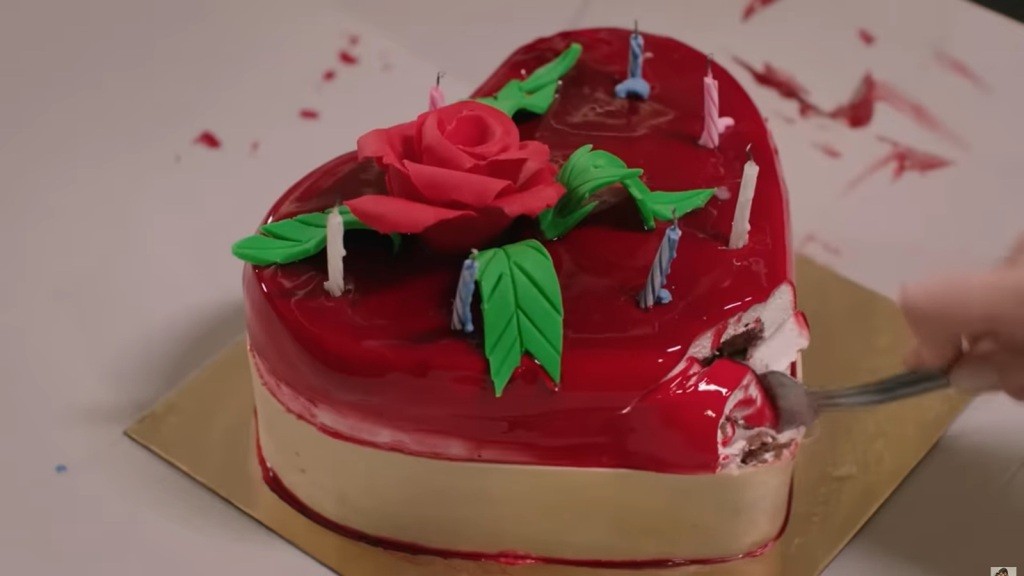 Beyza wbija widelec w tort.