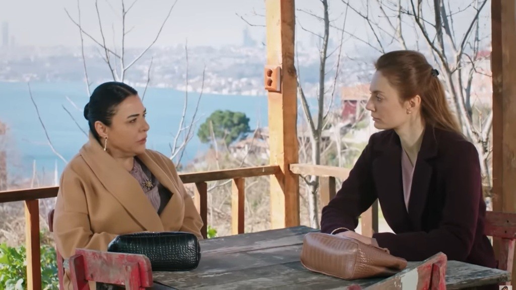 Mukadder i Derya siedzą naprzeciwko siebie w altanie.