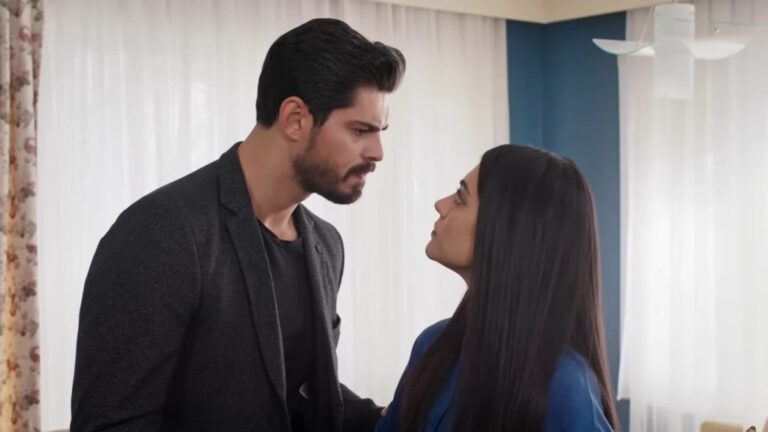 Cihan i Hancer w napięciu patrzą w swoje twarze.