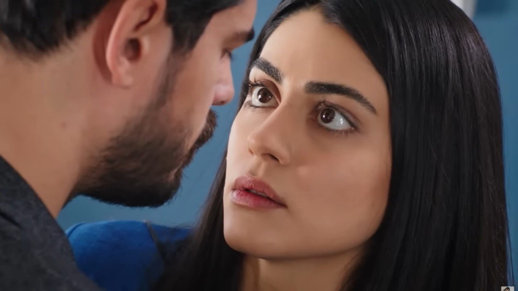 Cihan pochyla się nad Hancer. Ich twarze dzieli niewielka odległość.