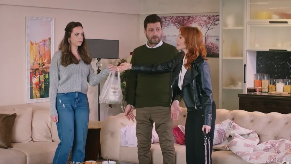 Yonca podaje Beyzie reklamówkę, w której znajduje się pojemnik z zupą. Stojący między nimi Nusret skupia wzrok na Yoncy.