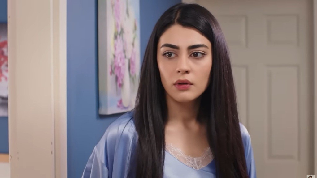 Ubrana w koszulę nocną Hancer jest zaskoczona.