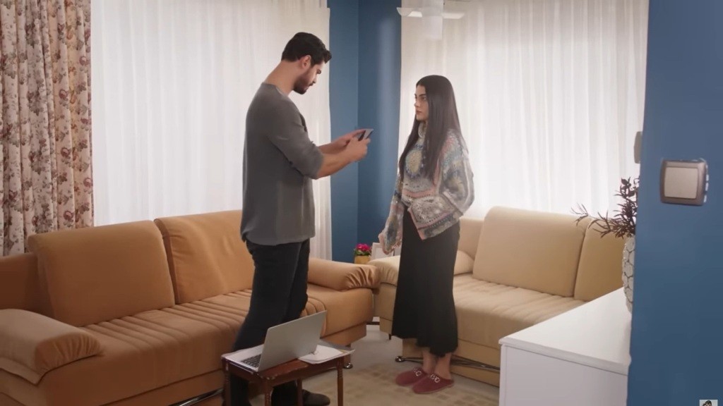 Cihan robi zdjęcie Hancer, stojąc przed nią w starym domu.