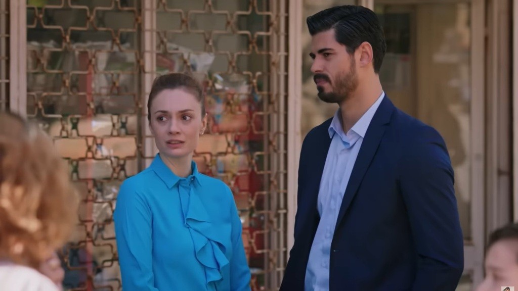 Derya i Cihan rozmawiają podczas uroczystego otwarcia sklepu.