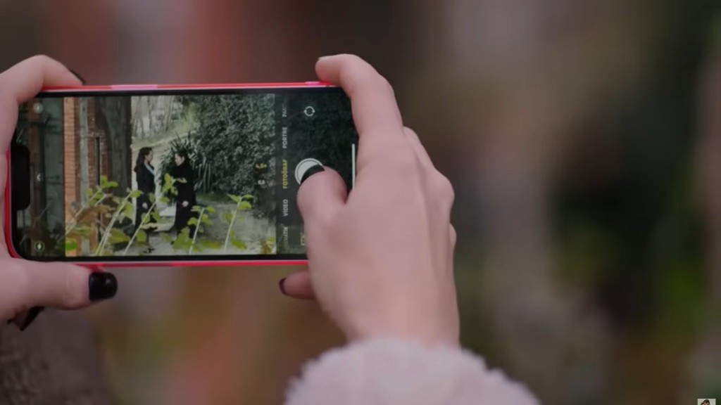 Derya fotografuje spotkanie Beyzy i doktor Fusun.