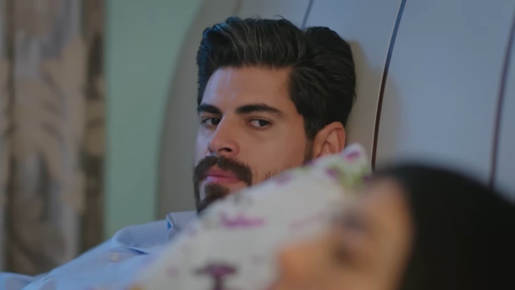 Cihan zerka na leżącą obok niego Hancer.