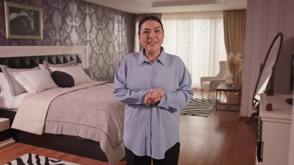 Mukadder stoi szczęśliwa w pokoju Cihana.