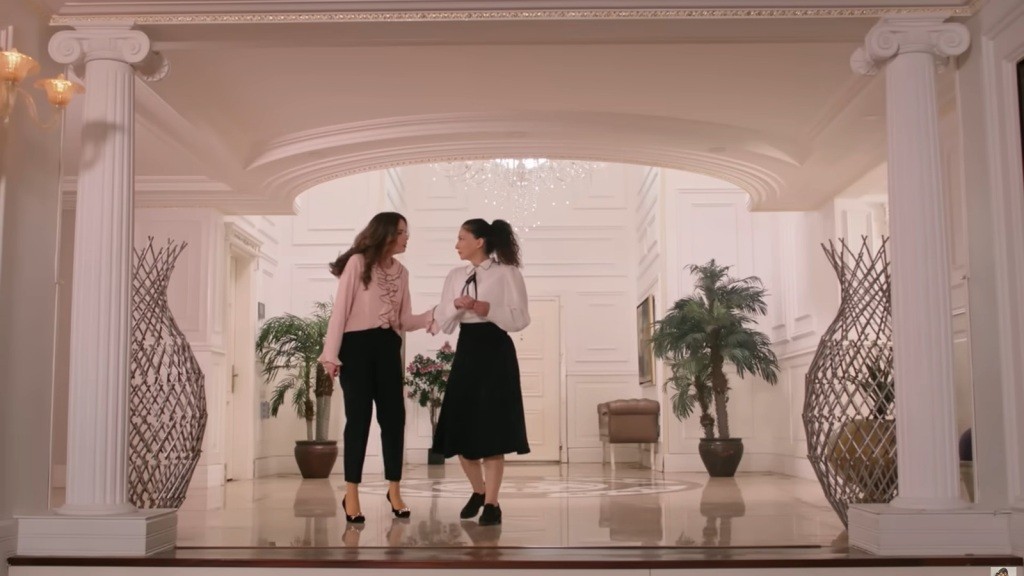 Beyza zatrzymuje Gulsum w hallu rezydencji, chwytając ją za ramię.