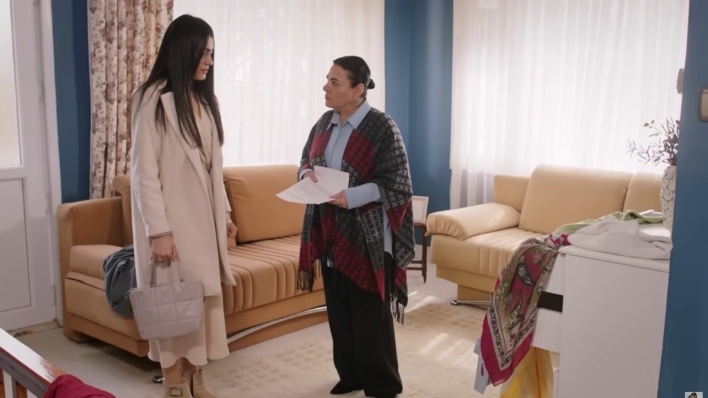 Mukadder wbija w Hancer gniewne spojrzenie, stojąc przed nią z umową małżeńską w rękach.