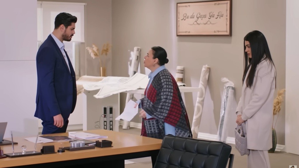 Cihan, Mukadder i Hancer w gabinecie mężczyzny.