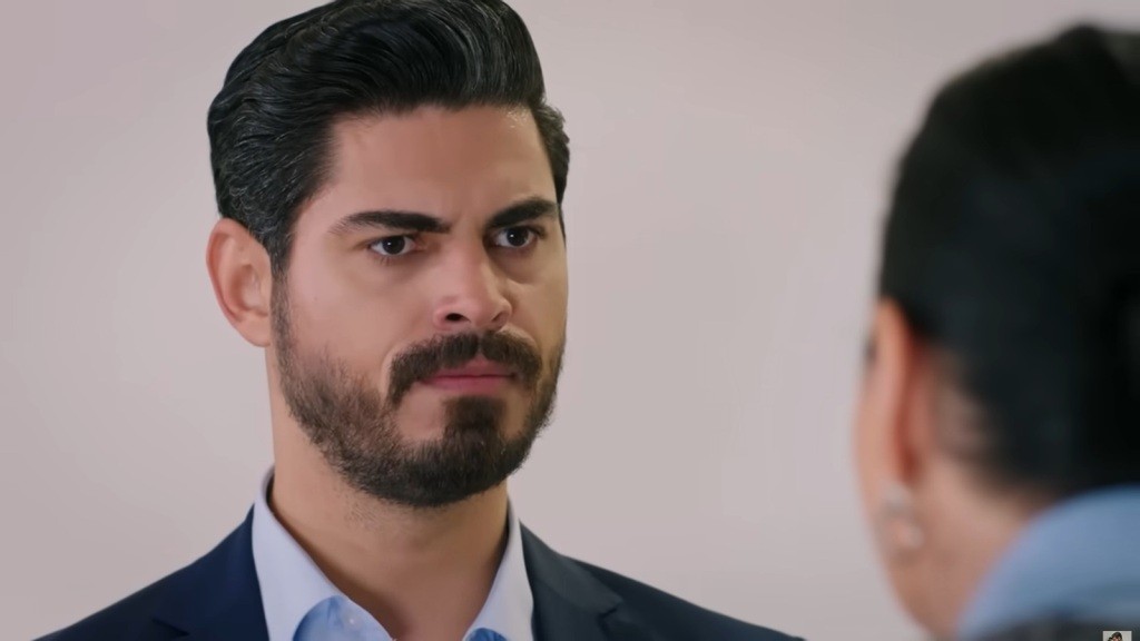 Cihan patrzy surowym wzrokiem na matkę.