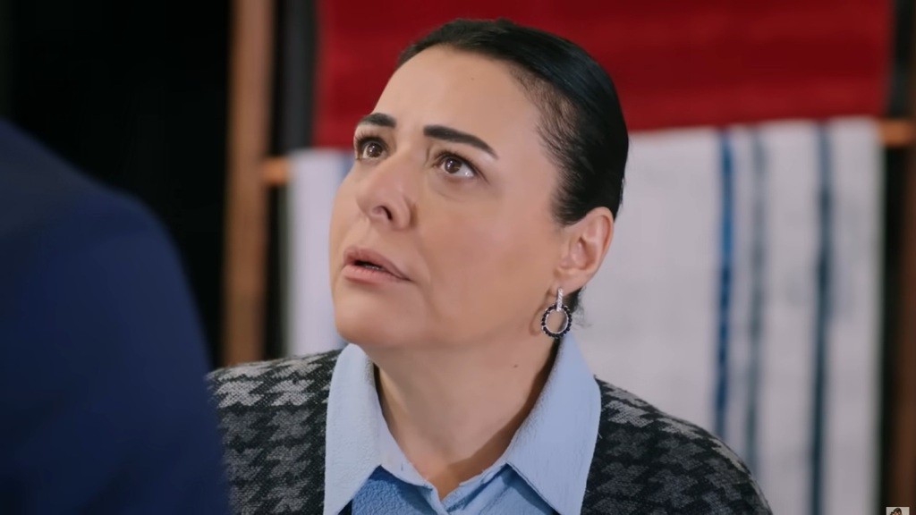 Mukadder patrzy z niedowierzaniem na syna.