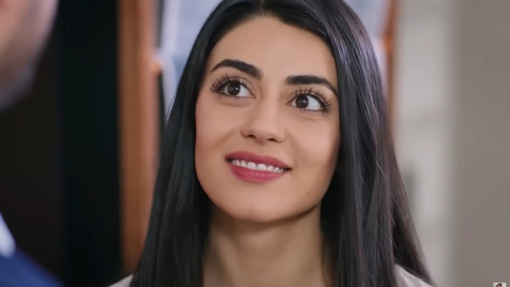 Hancer patrzy z uśmiechem na Cihana.