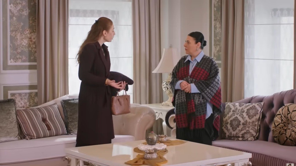 Derya stoi naprzeciwko Mukadder w salonie. Wyglądają, jakby się kłóciły.