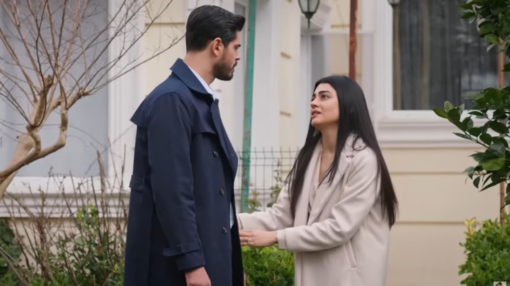 Hancer próbuje zatrzymać Cihana przed pójściem do rezydencji.