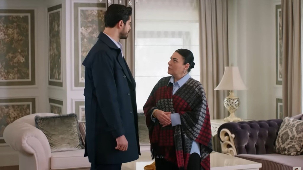 Cihan stoi wyprostowany naprzeciwko matki.