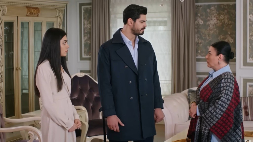 Hancer, Cihan i Mukadder stoją obok siebie w salonie.