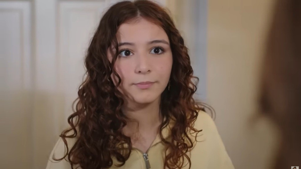 Ayse nieruchomieje, widząc przed sobą Beyzę.