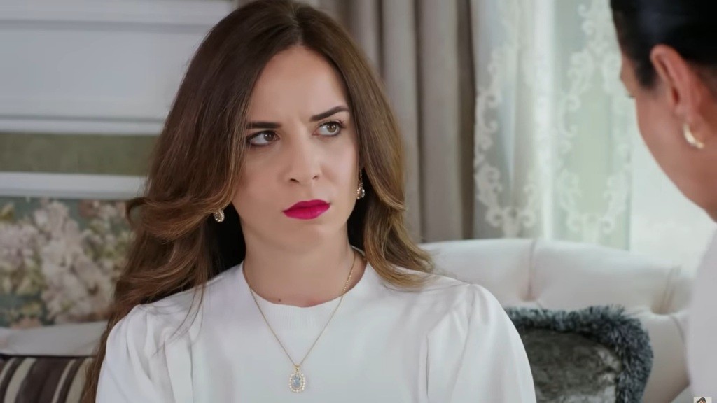 Beyza marszczy brwi, patrząc w twarz nachylającej się nad nią Mukadder.