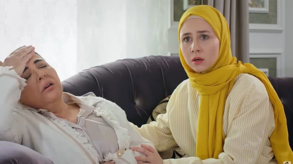 Mukadder jest bliska omdlenia. Sinem dotyka jej ramienia i patrzy zmartwionym wzrokiem.