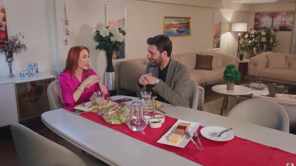 Yonca i Nusret jedzą kolację w domu mężczyzny.