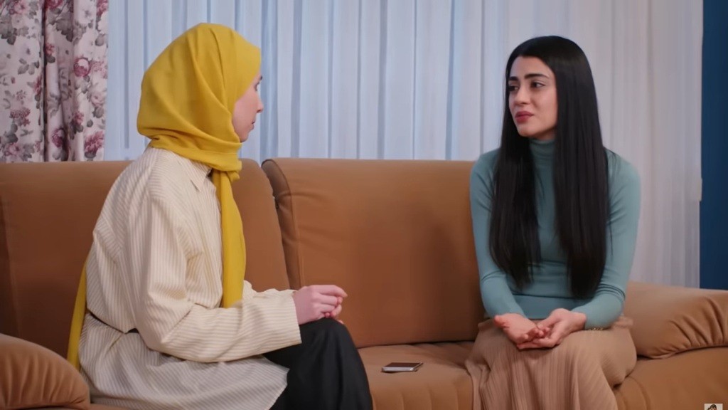 Sinem i Hancer siedzą na kanapie w starym domu.